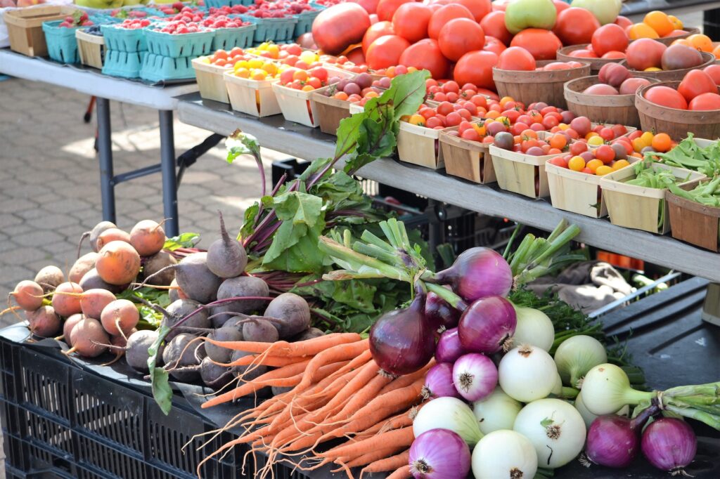 eating healthy farmers market fresh vegetable