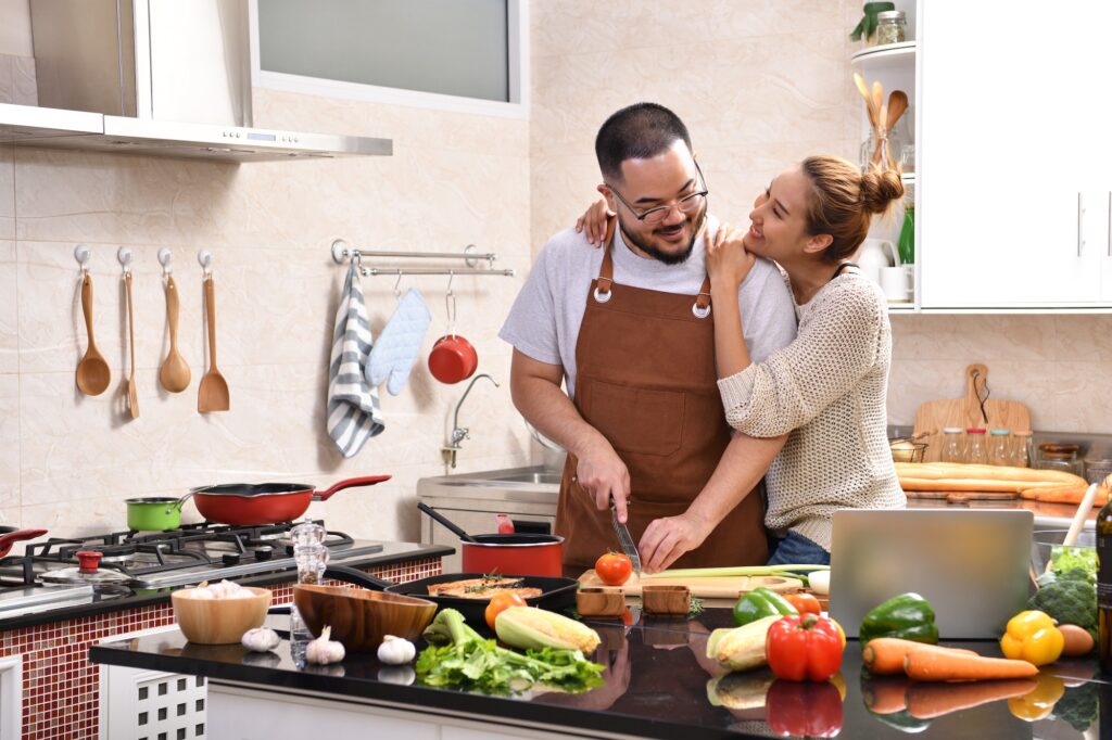 90/10 Approach to Nutrition couple cooking in the kitchen